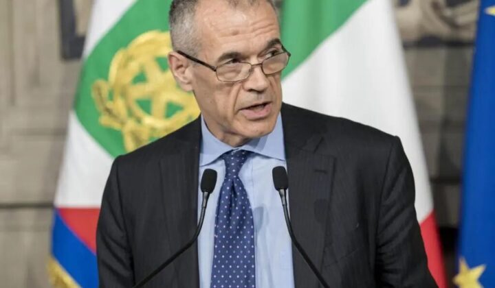 Carlo Cottarelli durante una conferenza