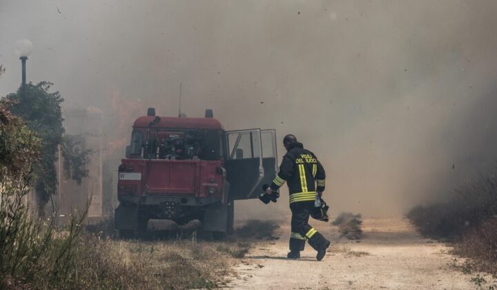 Incendio nell'isola ecologica di Novate Milanese