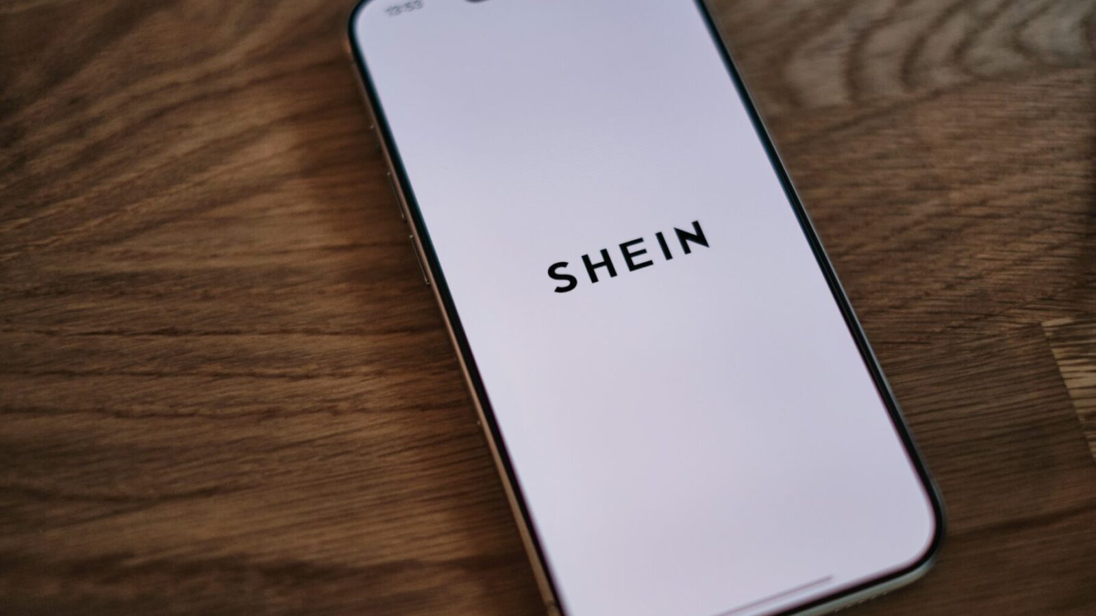 Debutto di Shein alla Borsa di Hong Kong