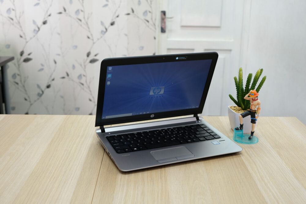 HP OmniDesk con finitura in legno scuro