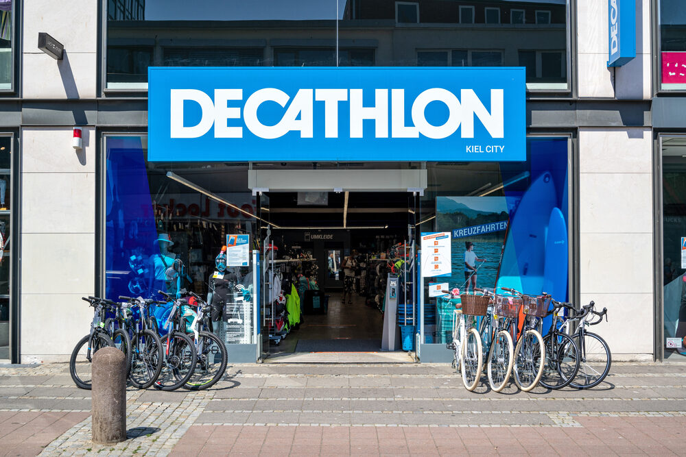 Logo Decathlon in un negozio